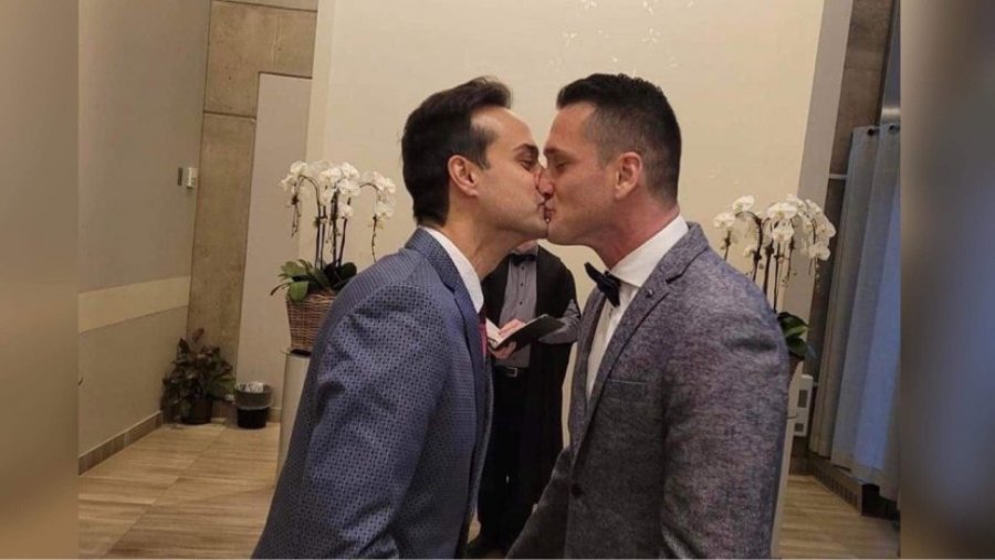 FOTO/ Vëllai i deputetes shqiptare i jep fund beqarisë, martohet me…shokun e tij 
