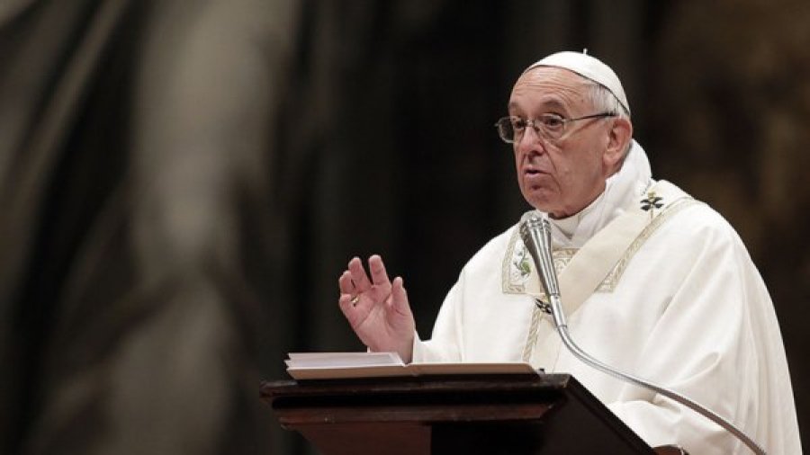 Papa i shqetësuar për krizën në Ukrainë