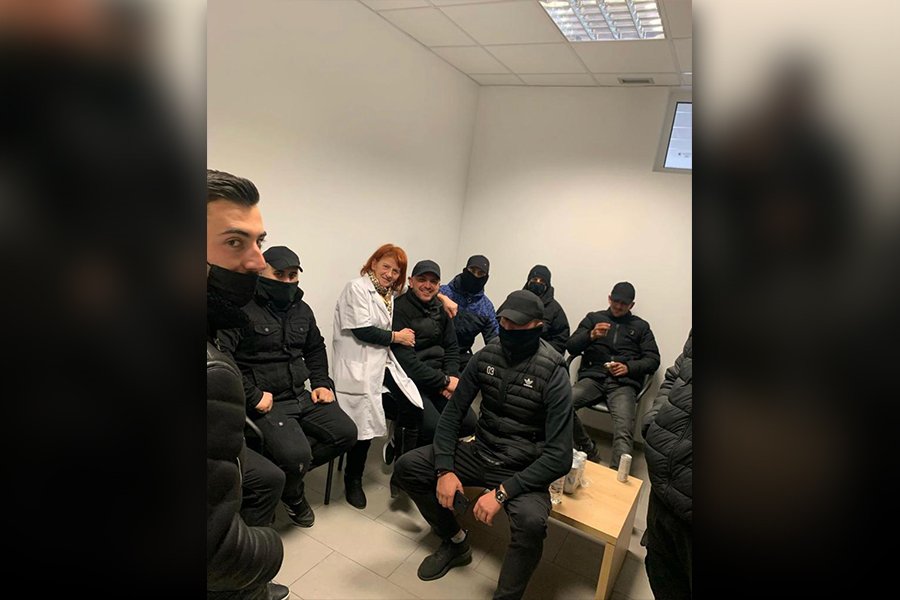 FOTO/ Basha u mbyll derën deputetëve, por e mban atë hapur për banditë të maskuar dhe të armatosur