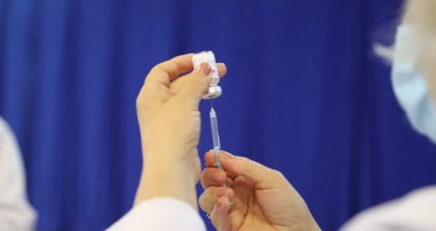 Vaksinimi në Prishtinë, por qytetarët ankohen për hapësirën e ngushtë që ka qendra