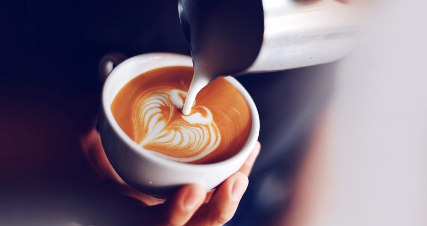 Lexoni 3 arsye serioze pse nuk duhet ta pini kafen me qumësht