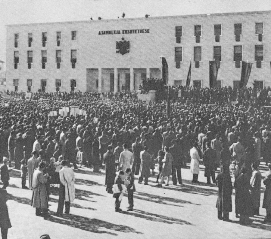 Më 11 janar 1946 Shqipëria u shpall Republikë
