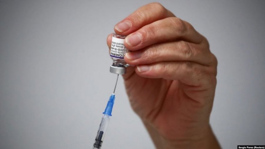 Pfizer po zhvillon vaksinë që shënjestron Omicronin