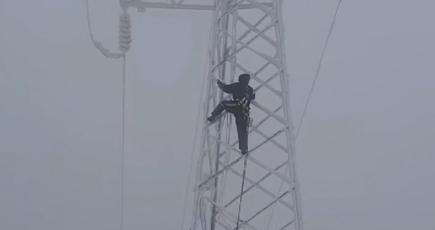 Guxim i madh: Punonjësit e KOST ngjiten 30 metra lartësi në shtyllën e akullt elektrike (Video)