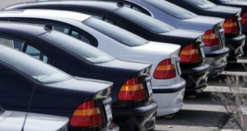 Vidhet e shitet për hekur vetura që ishte stërvjetruar në parking (VIDEO)