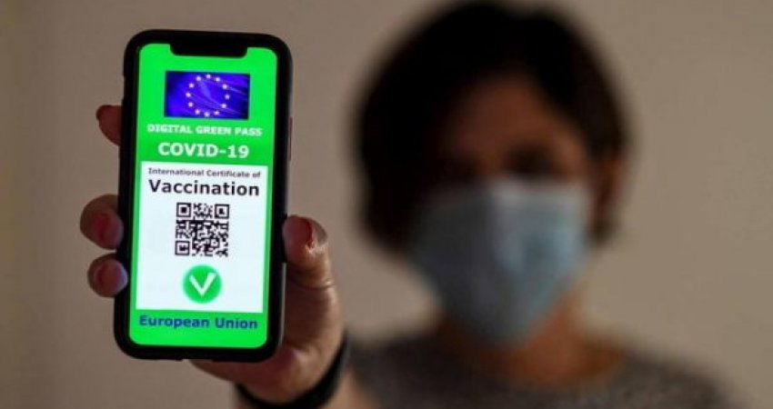 Miratohet pasaporta e vaksinimit në Francë, testi negativ nuk mjafton