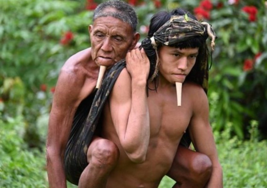 Mban të atit 12 orë mbi supe për t’i bërë vaksinën anti-COVID, foto e djalit nga fisi indigjen bëhet virale 