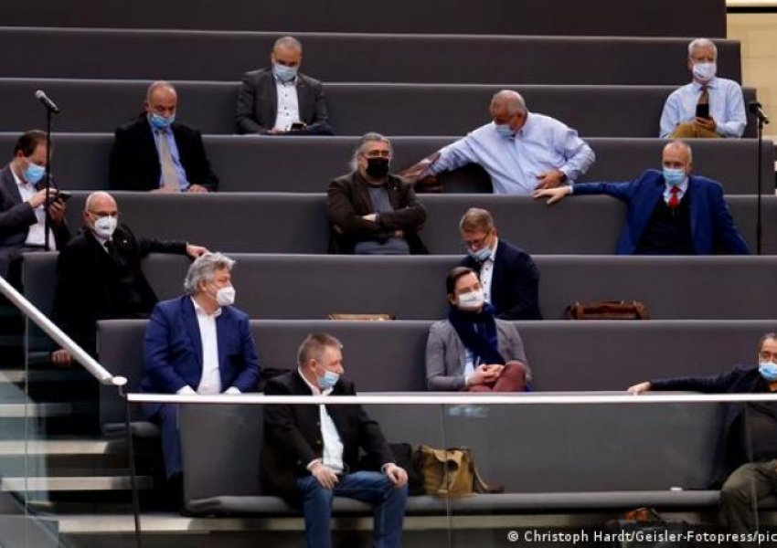 Bundestag-u forcon rregullat e COVID-19, shtohen rastet e omikron