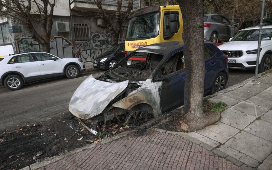 Katër makina u dogjën gjatë natës në qendër të Athinës