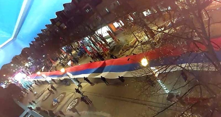 Në Mitrovicën e Veriut shfaqet flamuri serb 300 metra i gjatë