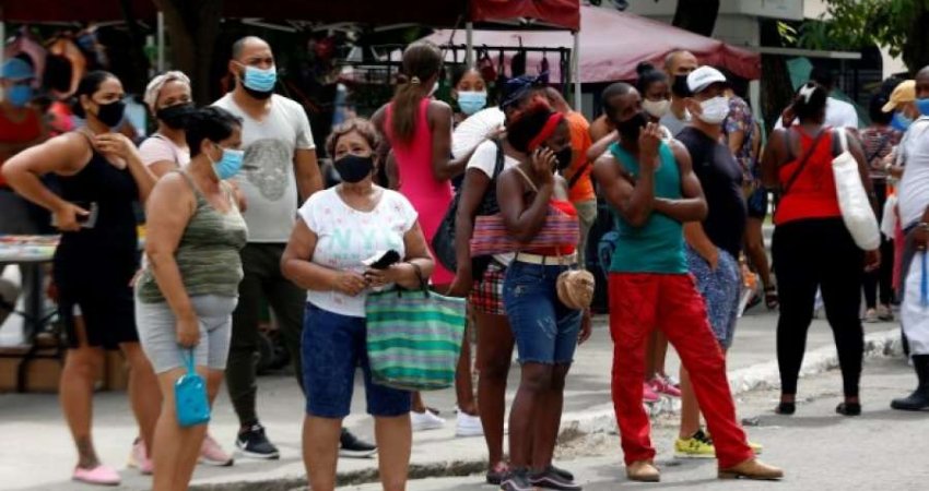 Kubanezët po presin në radhë 12 orë për të blerë ushqimet bazë