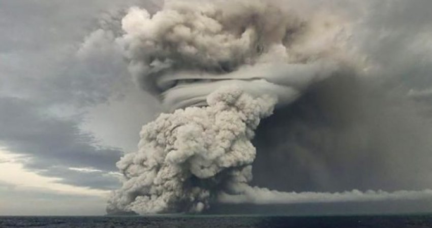 Vullkani nënujor shkakton cunami, disa kontinente në alarm