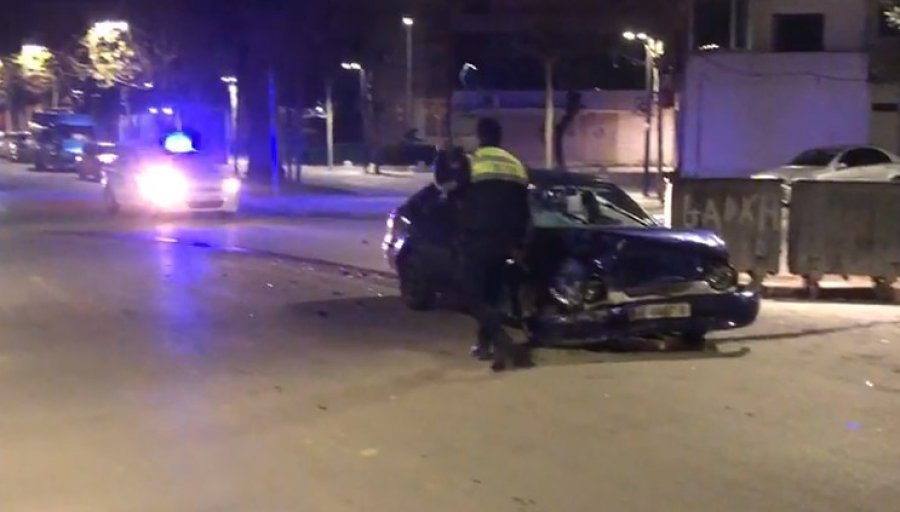 VIDEO/ Njëra nga makinat bënte gara shpejtësie, përplasen dy automjete në Vlorë, dy të plagosur