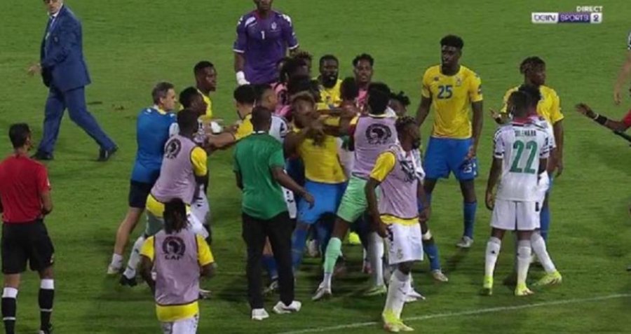 VIDEO/ Kaos në fundin e ndeshjes së Kupës së Afrikës, lojtari godet me grusht kundërshtarin dhe...