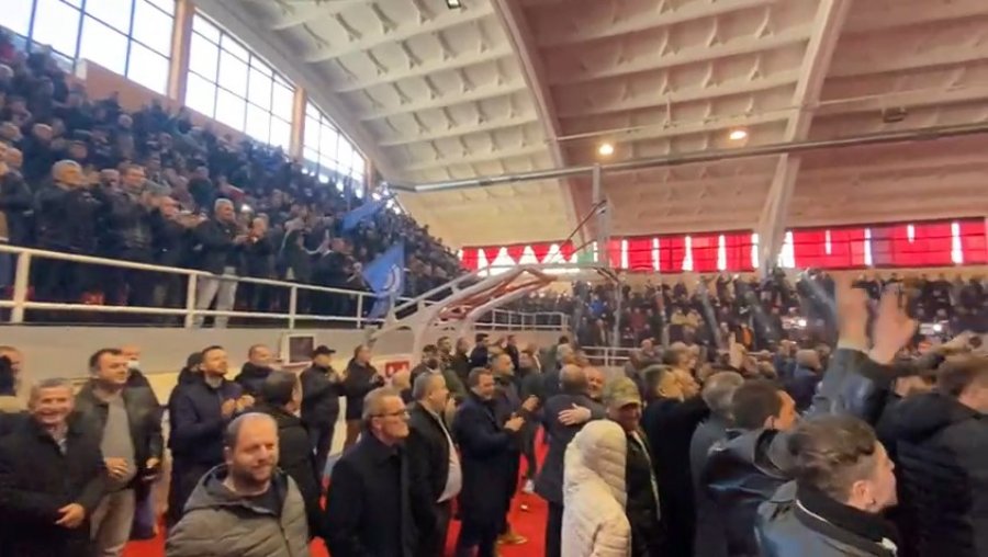 VIDEO/ Sali Berisha në Shkodër, pritet me ovacione nga mijëra qytetarë në Pallatin e Sportit