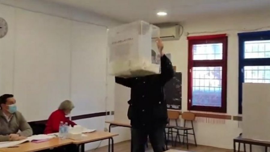 VIDEO/ Referendumi në Serbi, bëhen virale pamjet ku politikani serb thyen kutinë e votimit