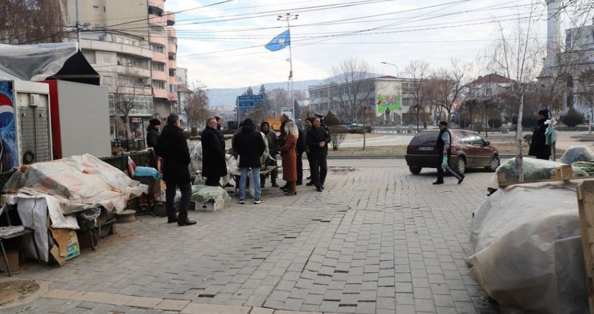 Inspektorët e Bedri Hamzës 'pastrojnë' terrenin në Mitrovicë
