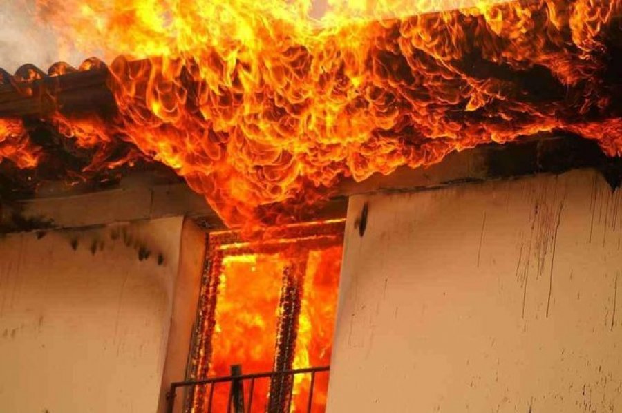 Zjarr në një banesë në Vlorë, shpëtohet i moshuari