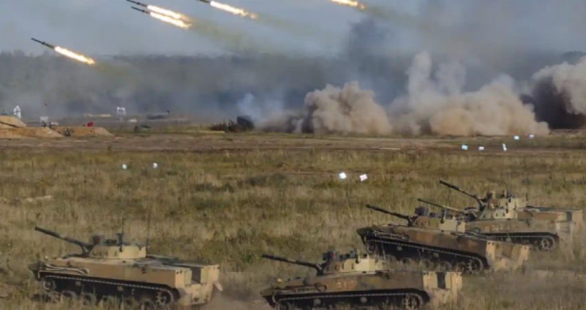 Rusia “rrethon” Ukrainën, dërgon trupa afër kufirit të saj edhe në Bjellorusi për ushtrime