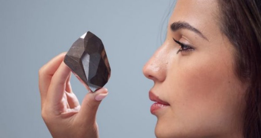 Del në shitje ky diamant i zi, i krijuar nga shpërthimi në hapësirë