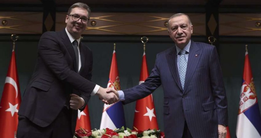 Pajtohen për të ndërmjetësuar bisedimet për krizën në Bosnje, Erdogani me Vuçiqin