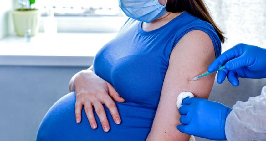 Mjeku shqiptar për vaksinimin e shtatzënave kundër COVID-19: Gratë më shumë besojnë TV-në sesa doktorin