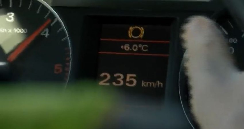 Policia si në filma, ndjek veturën në autostradë e cila po lëvizte mbi 230 km në orë (Video)