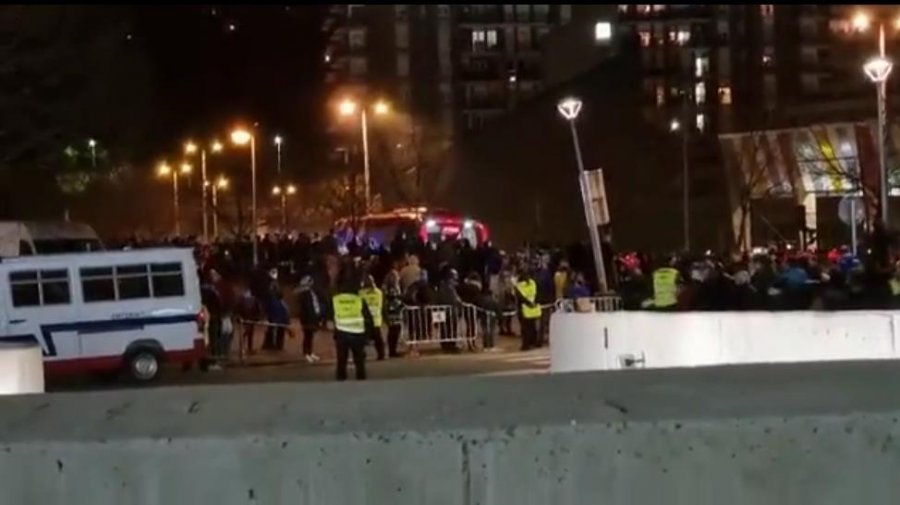 VIDEO/ Autobuzi i Atleticos sulmohet nga tifozët e Sociedad, lojtarët dhe stafi në panik