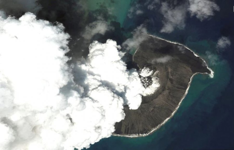 Shpërthimi i vullkanit në ishullin Tonga, mbërrin aeroplani i parë për të dhënë ndihmë