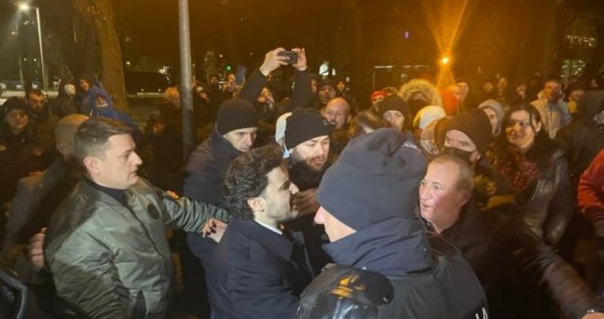 Abazoviq përballet me protestuesit pas paralajmërimeve për qeveri të pakicës