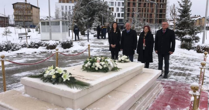 Muharremaj i AAK-së nderon ish presidentin Rugova
