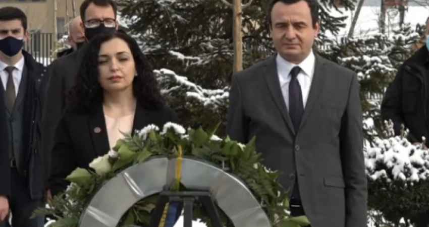 Osmani dhe Kurti bëjnë homazhe te varri i Rugovës: Bashkoi popullin shqiptar kundër Serbisë okupatore