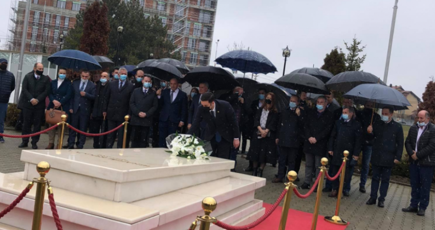 Abdixhiku bën homazhe të varri i Rugovës