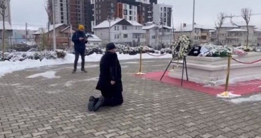 Ish-truproja i Rugovës gjunjëzohet para varrit të tij (Foto)