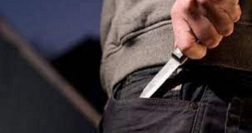 Nën kërcënim me thikë, personi grabit 600 euro