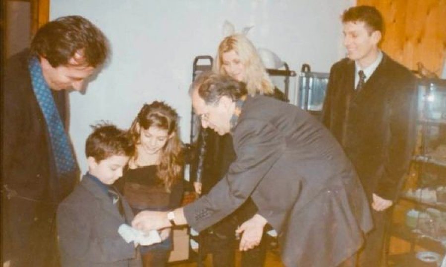 Momenti kur presidenti Rugova i bënte dhuratë futbollistit të Kombëtares së Kosovës