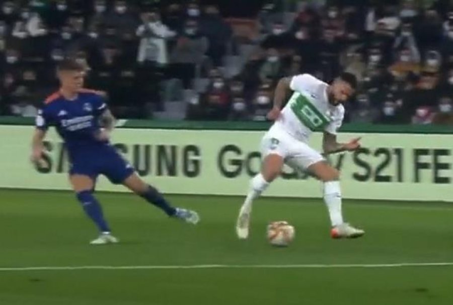 VIDEO/ Kartoni më i çuditshëm i sezonit: Kroos ishte larg kundërshtarit, as arbitri nuk e di se çfarë pa