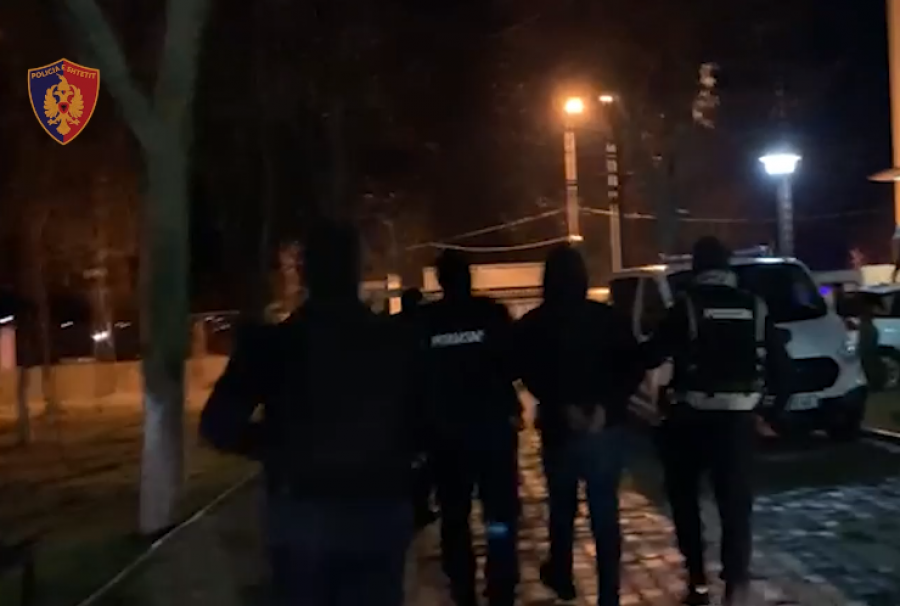 VIDEO/ Shkeli arrestin për të shpërndarë kokainë, arrestohet i riu në Kukës