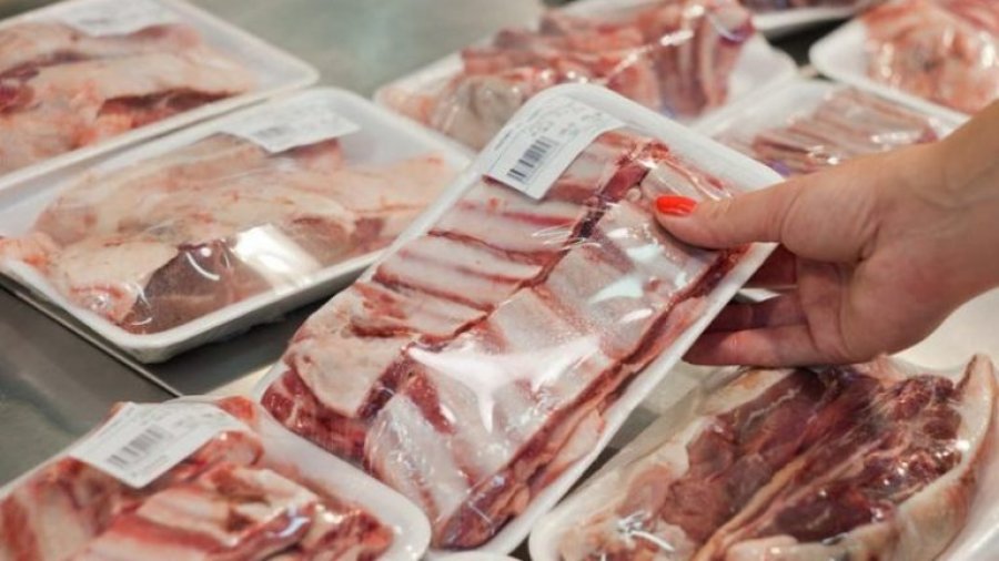 Shoferi i kompanisë së mishit në Kamëz rrihet nga kolegët e tij, e fusin të gjallë në frigorifer