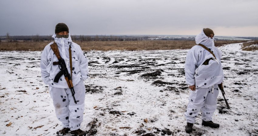 “Ushtarë të relaksuar e të sigurt se lufta do të nisë”, fotografi e fjalë nga kufiri Ukrainë – Rusi (FOTO)