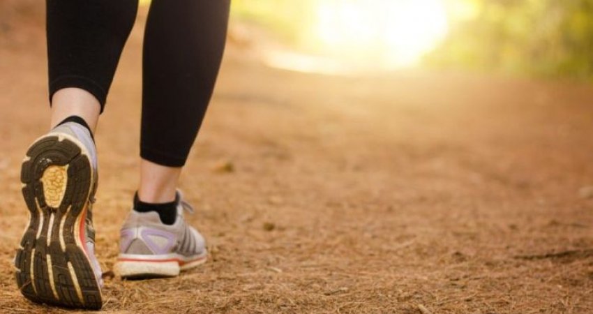 6 sekretet që ju ndihmojnë të digjni sa më shumë kalori gjatë ecjes