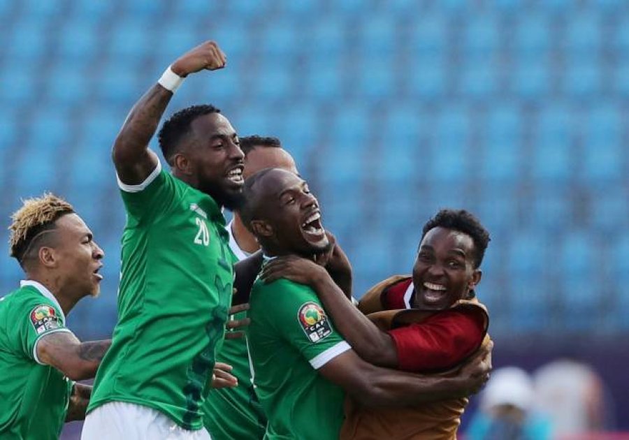 Infektohen 12 lojtarë me COVID-19, ekipi surprizë i Kupës së Afrikës do të luajë pa portier ndaj Kamerunit