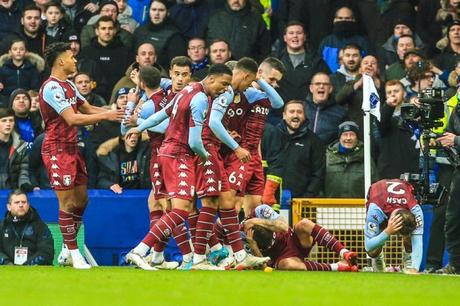 Po festonin golin, dy lojtarët e Aston Villas goditen me shishe nga tifozët e Everton