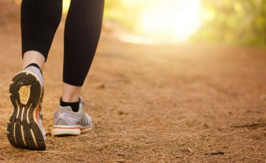 6 sekretet që ju ndihmojnë të digjni sa më shumë kalori gjatë ecjes