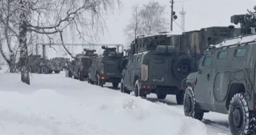 Gjithçka gati: Putin pritet të nis pushtimin, rusët vërshojnë drejt kufirit me Ukrainën (Video)