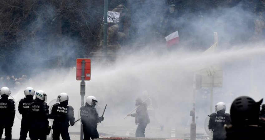 Masat e qeverisë për pandeminë, topa uji dhe gaz lotsjellës ndaj protestuesve në Belgjikë