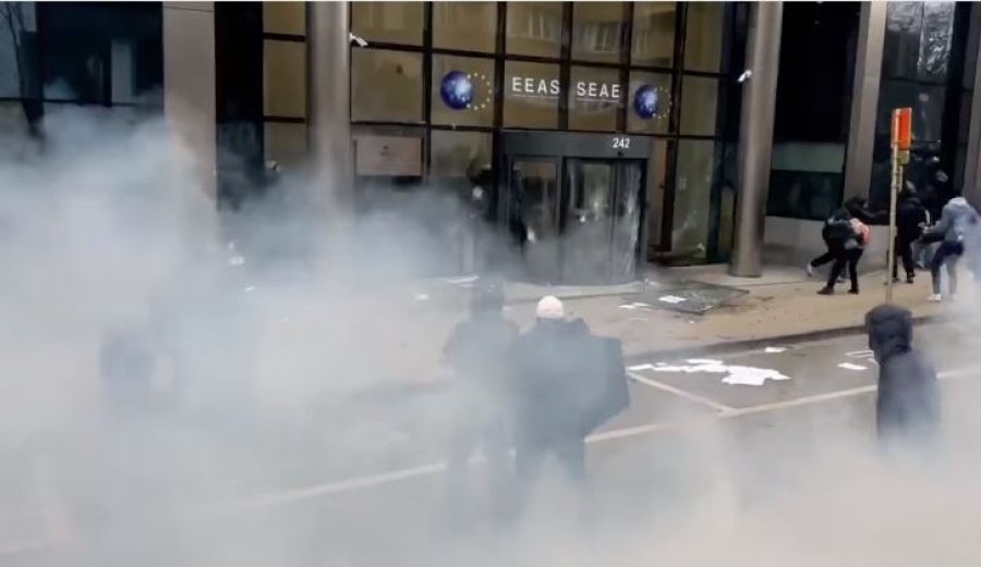 VIDEO/ Protesta të mëdha në Bruksel kundër kufizimeve, sulmohet ndërtesa e BE-së