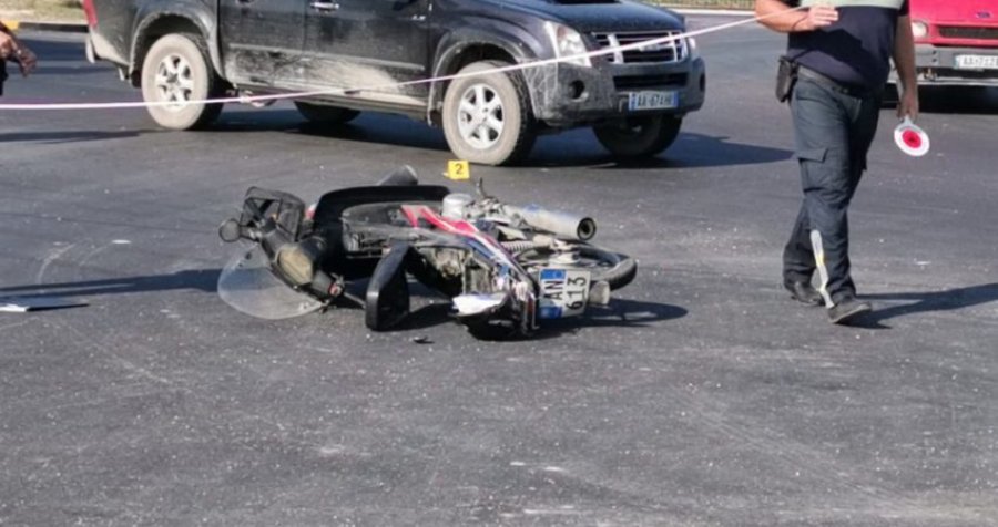 Aksident në Vlorë, makina përplas motoçikletën