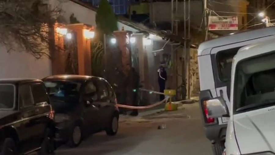 VIDEO/ Dera e dëmtuar e banesës së Armand Dukës ku u vendos tritoli