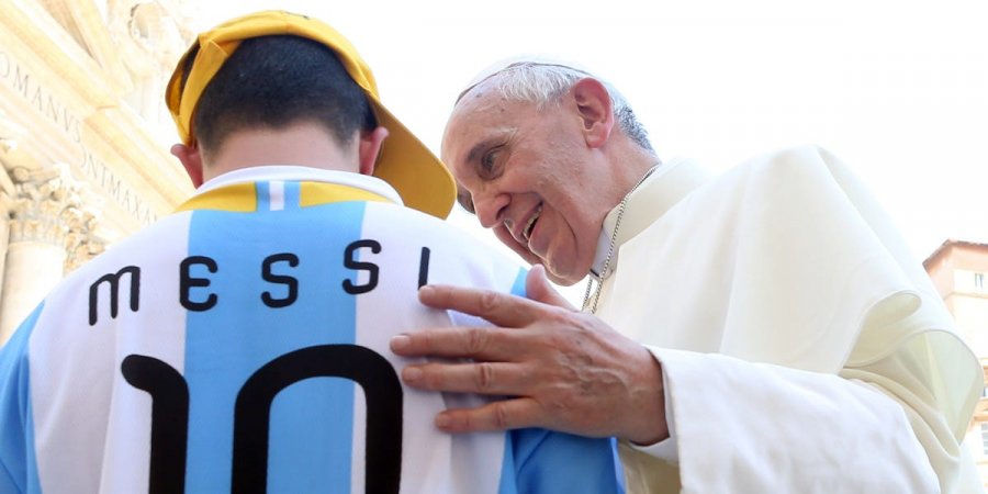 Papa i dërgon Messit fanellën me autografin e tij